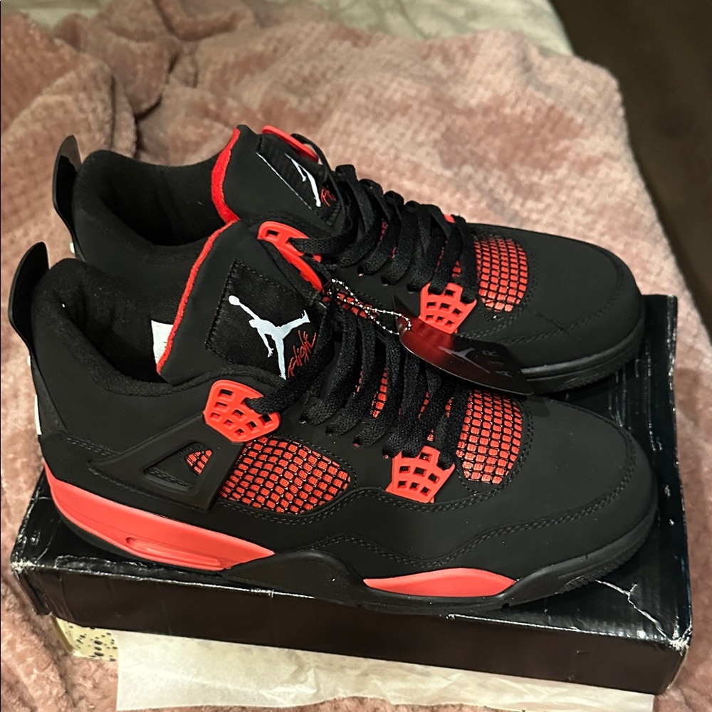 Air Jordan 4 Retro Red Thunder NWT size 10